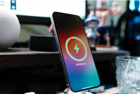 清新苹果15换屏服务分享用什么充电器给iPhone15充电更好 